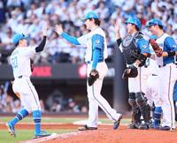 完封勝利をあげ、五十幡（左）らナインとタッチを交わす有原（中央）＝撮影・中島達哉