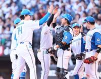完封勝利をあげ、進藤（中央）らナインとタッチを交わす有原（左）＝撮影・中島達哉
