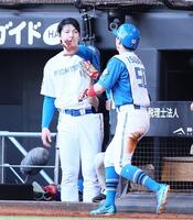 ７回、先制のホームを踏んだ五十幡（右）を迎える有原（撮影・中島達哉）