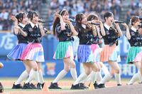 試合前、パフォーマンスするＡＫＢ４８（撮影・伊藤笙子）