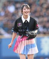 セレモニアルピッチで投げるＡＫＢ４８・佐藤綺星（撮影・伊藤笙子）