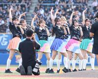 試合前、パフォーマンスするＡＫＢ４８（撮影・伊藤笙子）