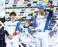 お立ち台で笑顔を見せる万波（右）と五十幡（撮影・中島達哉）