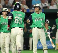 ４回、２ランを放った鈴木叶を迎える松本健（撮影・金田祐二）