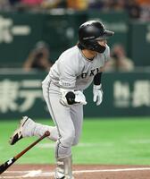 ６回、中前に勝ち越し適時打を放つ岡田（撮影・金田祐二）