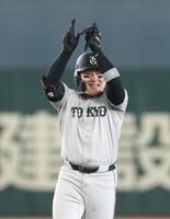 ６回、２点二塁打を放ち喜ぶ代打・丸（撮影・金田祐二）