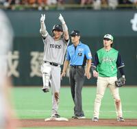 ６回、同点適時二塁打を放ち喜ぶ大城（撮影・金田祐二）