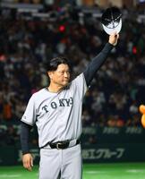 声援に応える橋上監督代行（撮影・金田祐二）