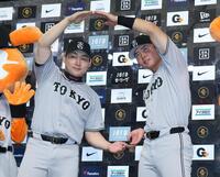 お立ち台で丸ポーズの丸と岡田（撮影・金田祐二）