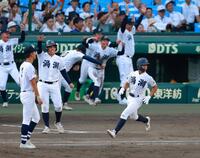 延長１０回、左前サヨナラ適時打を放つ山本（右端）＝撮影・石湯恒介