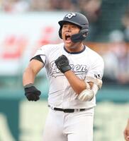 ９回、右前に同点適時打を放ち、ほえる八王子実践・金子侑樹（撮影・中田匡峻）