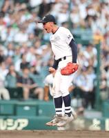 ９回、鳴門渦潮打線を抑え、吠える八王子実践・塚原翔太（撮影・中田匡峻）