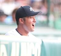 ５回、ベンチから指示を出す八王子実践・河本ロバート監督（撮影・中田匡峻）