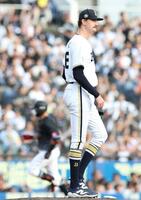 １回、山口（奥）に先制２ランを浴びたジェリー（撮影・伊藤笙子）