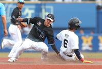 ３回、盗塁失敗に終わる一塁走者の宗（左は二塁手の小川）＝撮影・伊藤笙子