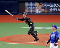 ６回、右翼スタンドへ先制ソロを放つ近本（撮影・立川洋一郎）