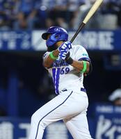 ８回、適時打を放つエンカーナシオン（撮影・石井剣太郎）