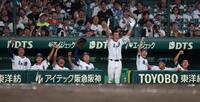 ５回、霞ヶ浦・村上聖の勝ち越し２点適時二塁打で盛り上がる霞ヶ浦ナイン（撮影・中田匡峻）
