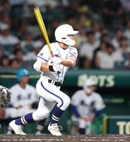 ３回、同点となる中前適時打を放つ霞ヶ浦・相田歩希（撮影・中田匡峻）