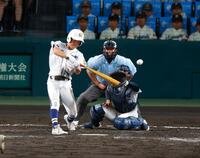 ５回、勝ち越しの２点適時打を放つ霞ヶ浦・村上（撮影・石湯恒介）