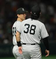 勝利し岡田と笑顔の小笠原（撮影・金田祐二）