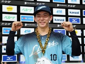 お立ち台でガッツポーズする西武・小島大河＝ベルーナドーム（撮影・棚橋慶太）