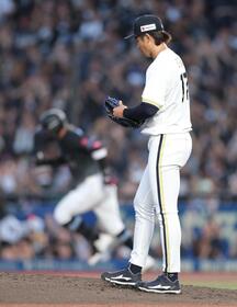 １回、ソト（左）に２ランを浴びた曽谷（撮影・西岡正）