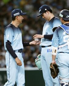 　７回途中、西口監督（左）から交代を告げられる武内