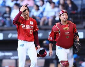 ７回、日本ハムに初安打から先制を許し、悔しい表情を見せながらベンチに戻る古謝（左）と堀内（撮影・中島達哉）