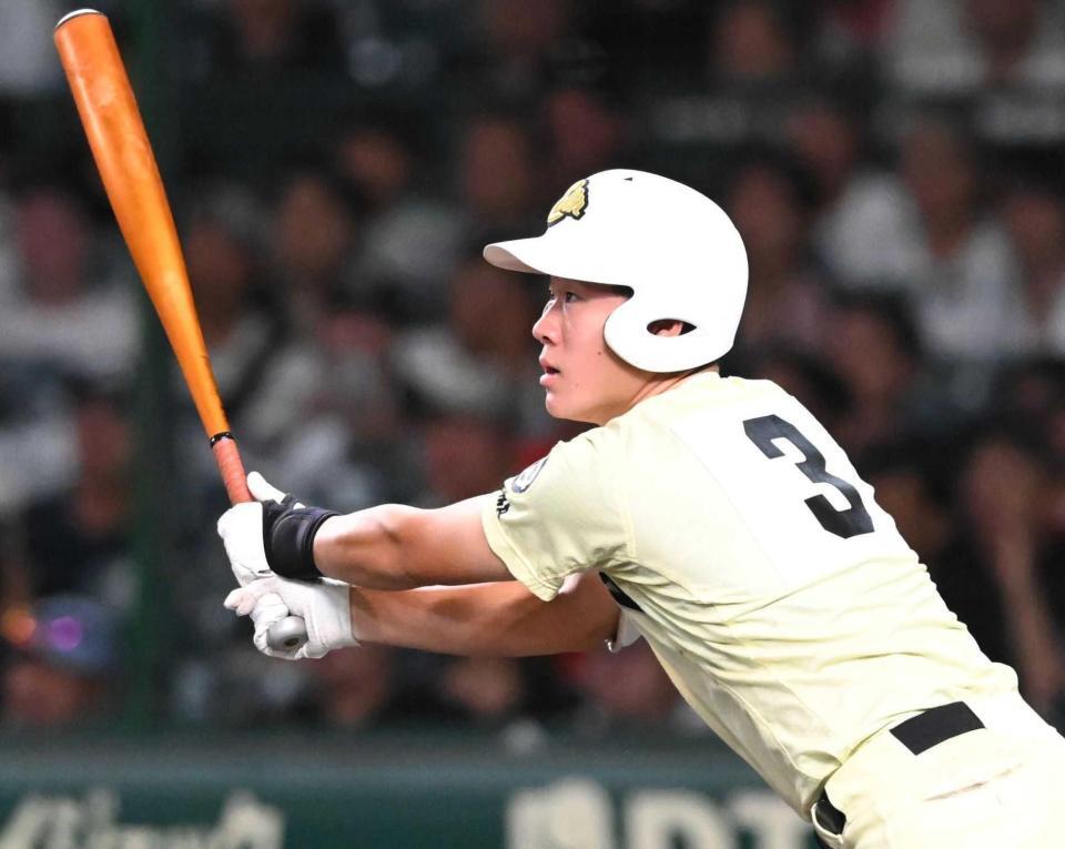 　７回、走者一掃の勝ち越し二塁打を放つ英明・松原