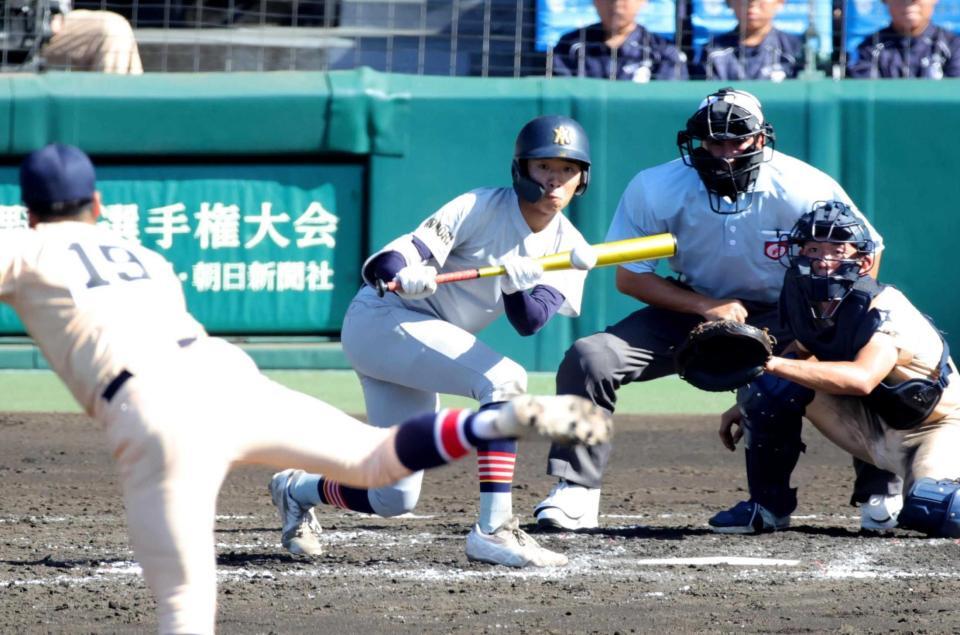 　２回、セーフティースクイズを決める青森山田・川久保（撮影・坂部計介）