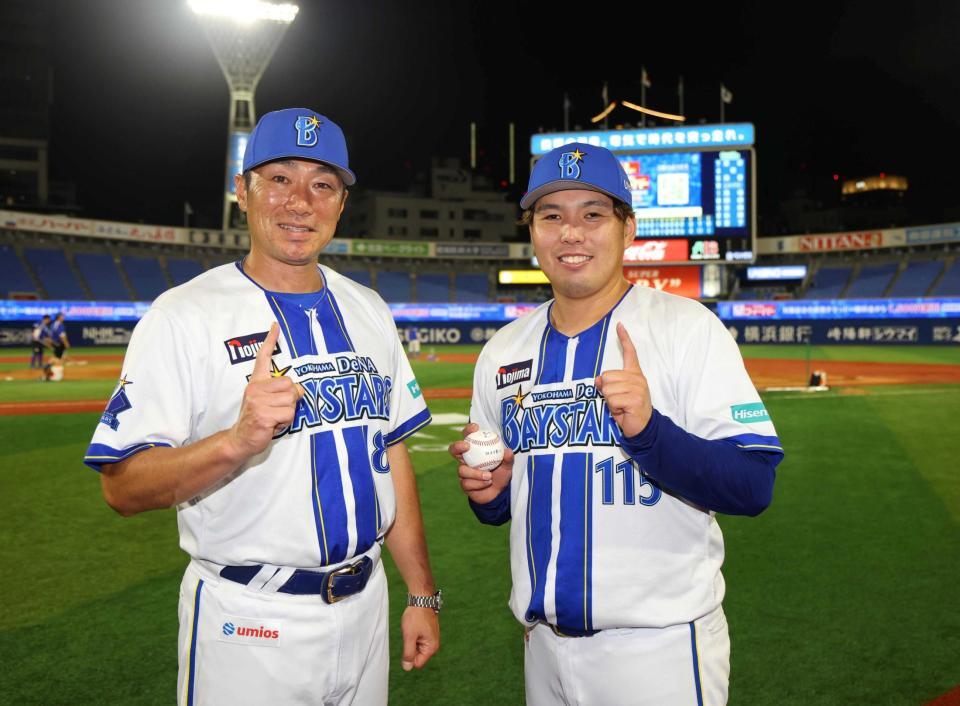 　移籍後初勝利を挙げ相川監督（左）とポーズをとる馬場（撮影・石井剣太郎）