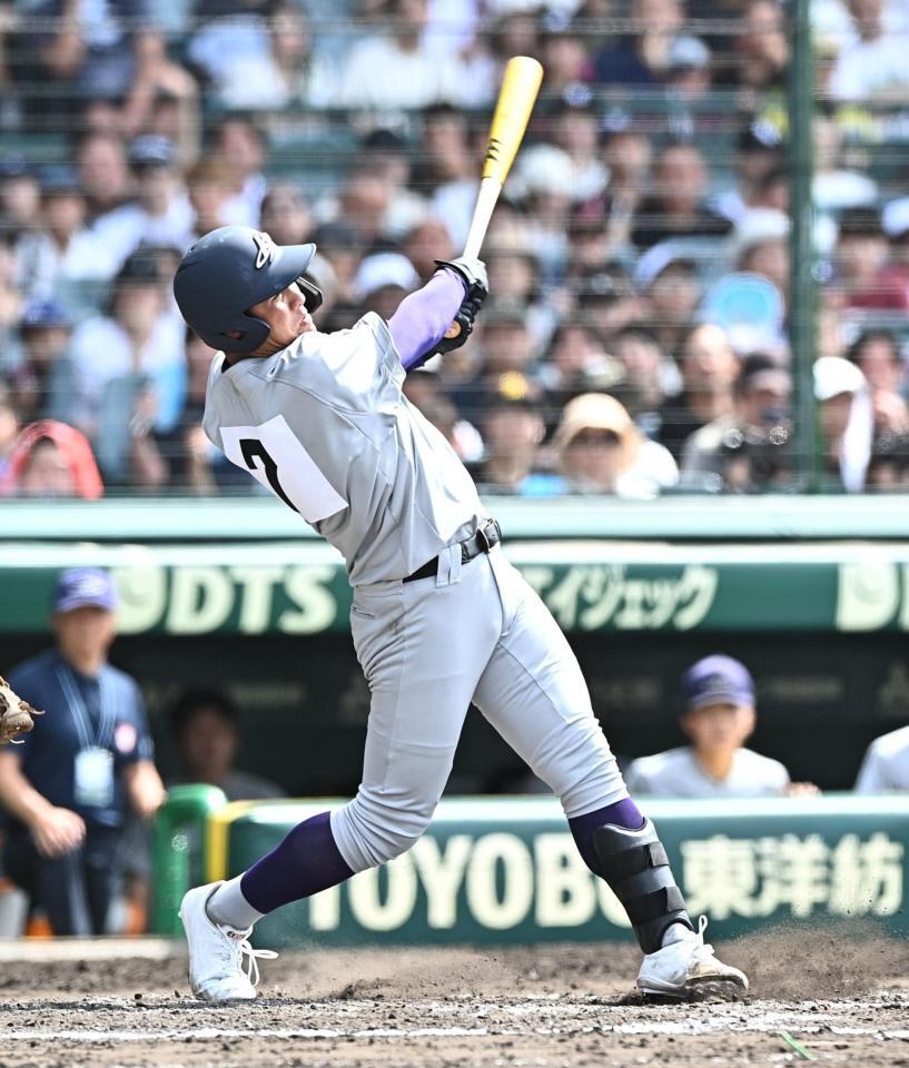 ８回、中越え二塁打を放つ花巻東・赤間史弥（撮影・開出牧）