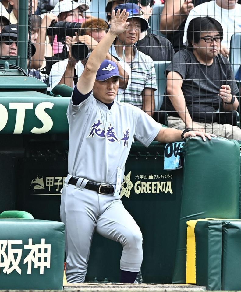 ベンチから指示を出す花巻東・佐々木監督（撮影・開出牧）