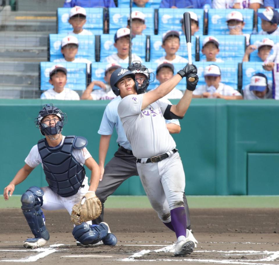 ６回、花巻東・古城大翔は左翼線に二塁打を放つ（撮影・坂部計介）