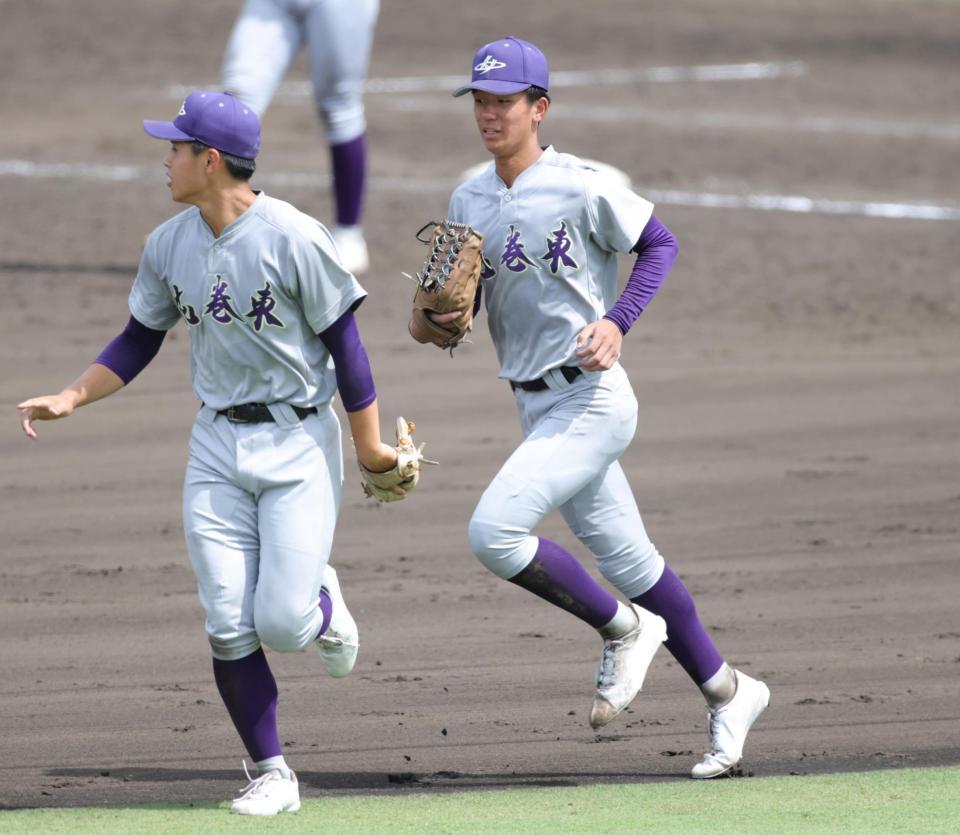 ８回裏、治療を終えた花巻東・萬谷堅心（右）はマウンドに戻らず、右翼の守備に向かう（撮影・坂部計介）