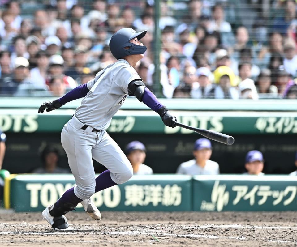 ８回、犠飛を放つ花巻東・萬谷堅心（撮影・開出牧）
