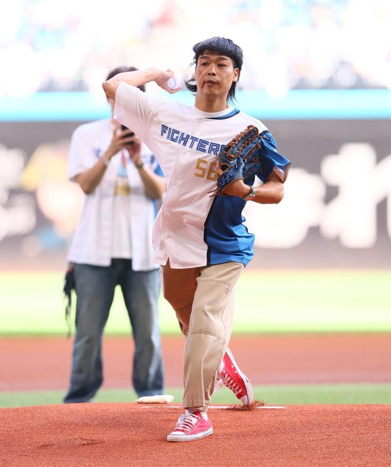 ファーストピッチセレモニーで投球するバッテリィズ・エース（撮影・中島達哉）