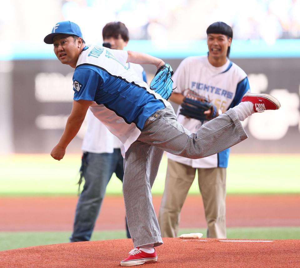 ファーストピッチセレモニーで投球するとにかく明るい安村（撮影・中島達哉）