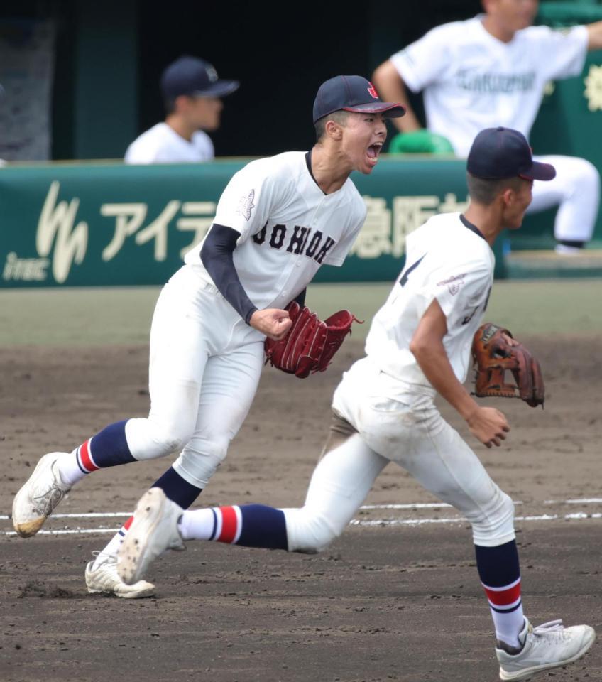 ５回、岡山学芸館・寺沢旭を一ゴロに仕留め、吠える鳥取城北・下浦一心（撮影・坂部計介）