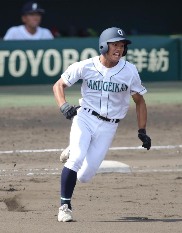 ６回、岡山学芸館・藤原颯大は左翼線に安打を放ち、一気に三塁へ（撮影・坂部計介）