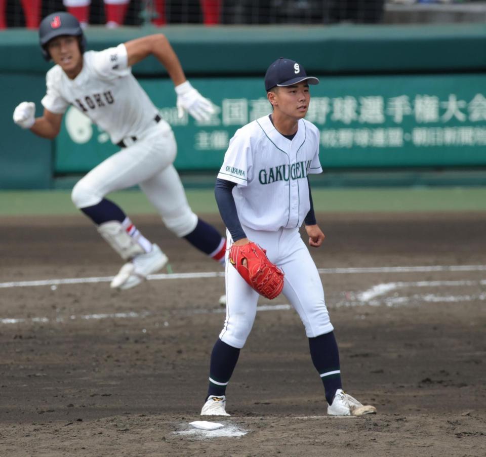 ３回、鳥取城北・秦慎之介に逆転となる適時打を許した岡山学芸館・田路惣一朗（撮影・坂部計介）