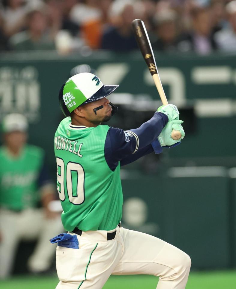 ４回、先制の中犠飛を放つモンテル（撮影・金田祐二）