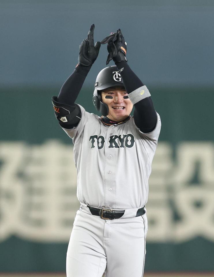 ６回、２点二塁打を放ち喜ぶ代打・丸（撮影・金田祐二）