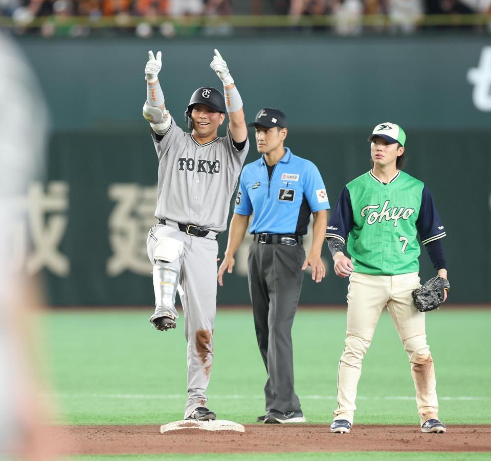 ６回、同点適時二塁打を放ち喜ぶ大城（撮影・金田祐二）