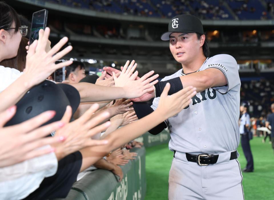 ファンとタッチする岡田（撮影・金田祐二）