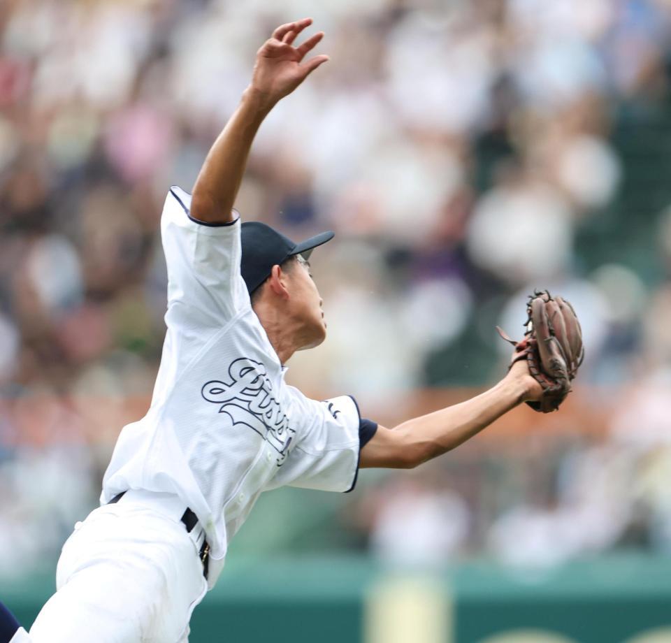 ２回、鳴門渦潮・荒井健太郎の邪飛を好捕する八王子実践の二塁手・荒木孝介。しかし、鳴門渦潮の三走・西岡大誠が生還し、先制を許す（撮影・中田匡峻）