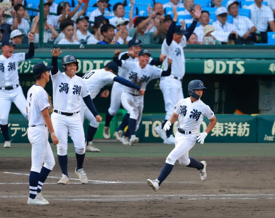 延長１０回、左前サヨナラ適時打を放つ山本（右端）＝撮影・石湯恒介