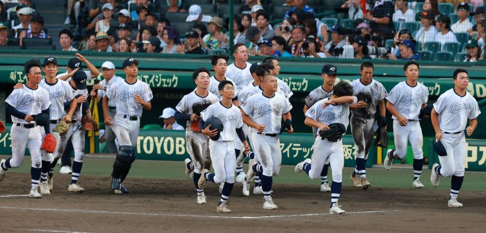 アルプスへ駆け出す八王子実践ナイン（撮影・石湯恒介）