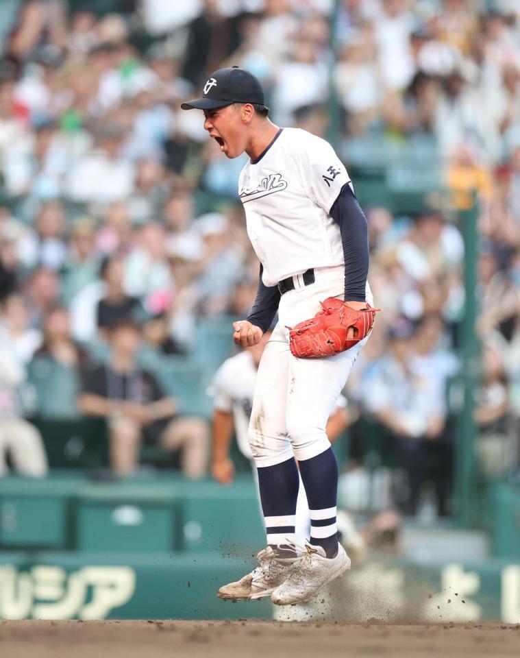 ９回、鳴門渦潮打線を抑え、吠える八王子実践・塚原翔太（撮影・中田匡峻）